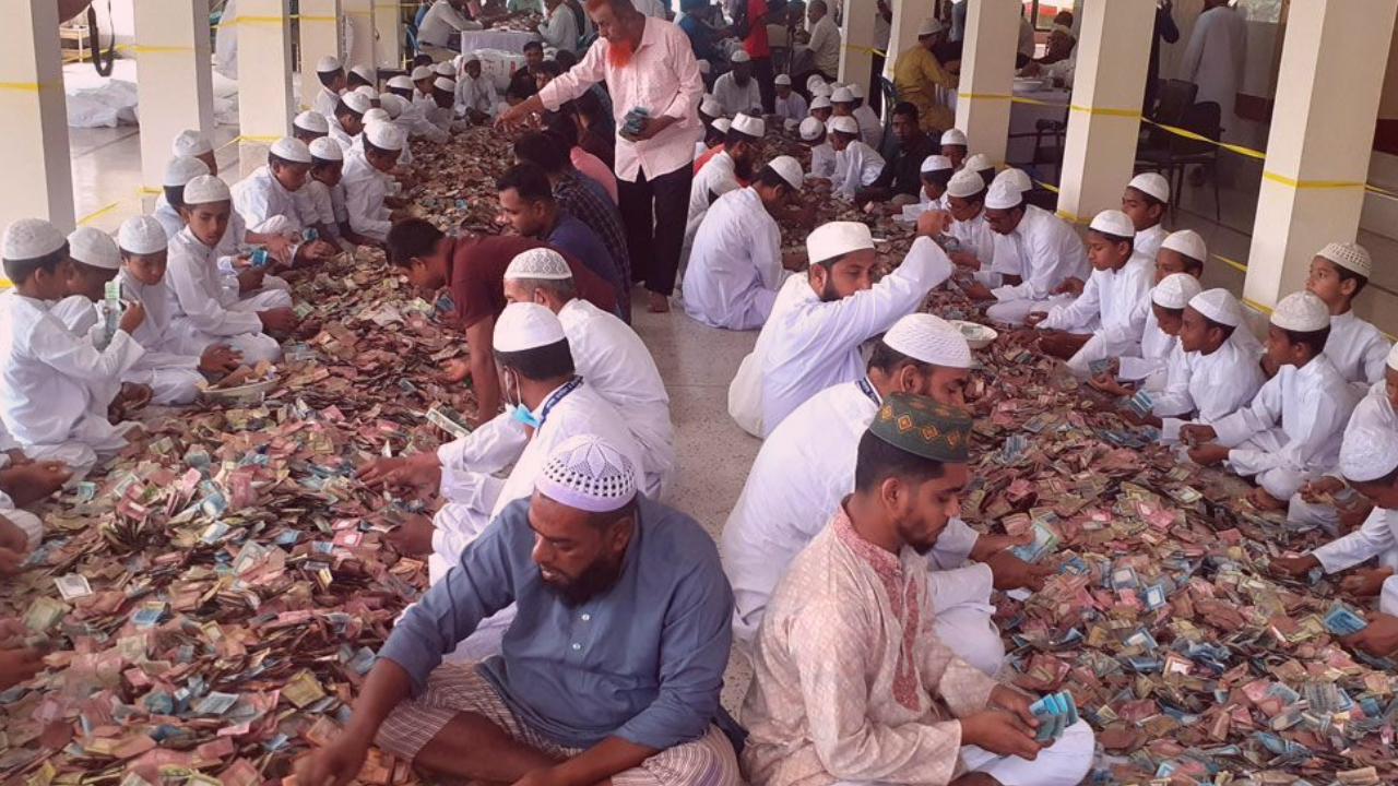পাগলা মসজিদের দানবাক্সে এবার ইতিহাস সৃষ্টি করে রেকর্ড ৯ কোটি ১৭ লাখ টাকা সংগ্রহ