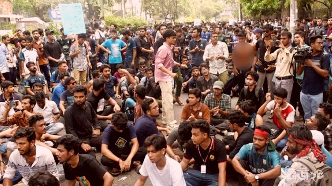 জবি শিক্ষার্থীদের কাকরাইল মোড়ে অবস্থান -newsedge4