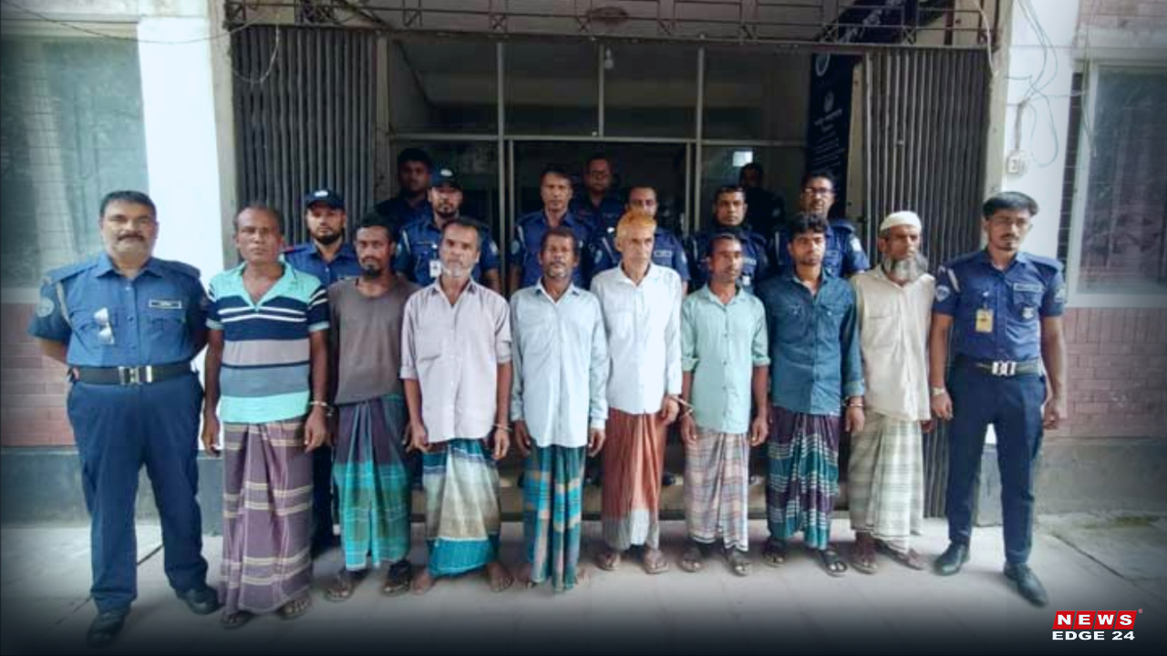 লক্ষ্মীপুরে পুলিশের কাছ থেকে আওয়ামী লীগ নেতা ছিনতাই-newsedge24