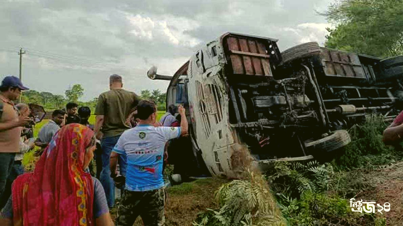 সাতক্ষীরায় সাংবাদিকদের বহনকারী বাস দুর্ঘটনা-newsedge24