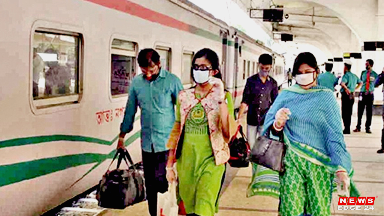 ট্রেন যাত্রায় মাস্ক পরার আহ্বান-newsedge4