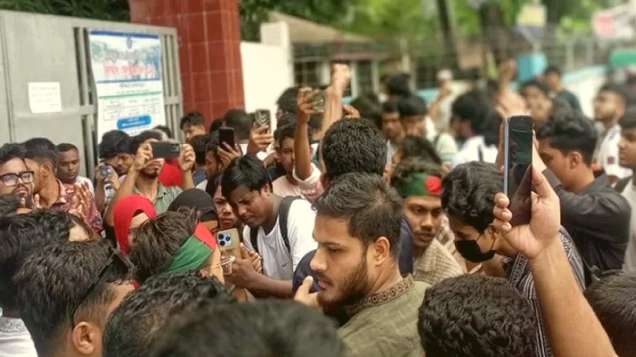 পটিয়ায় ছাত্রদের উপর পুলিশের হামলা-newsedge4
