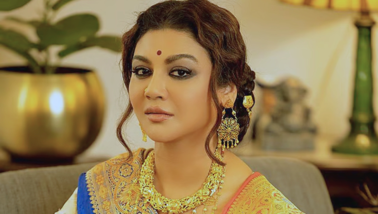 মায়ের ৪৫ বছরের পুরোনো শাড়িতে জয়া