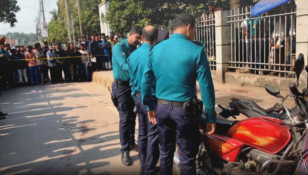 খুলনা আদালত চত্বরে-newsedge24