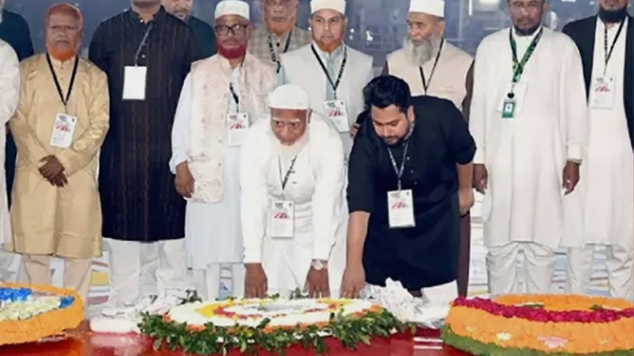 প্রথমবার শহীদ মিনারে পুষ্পস্তবক অর্পণ করলো জামায়াত-newsedge4