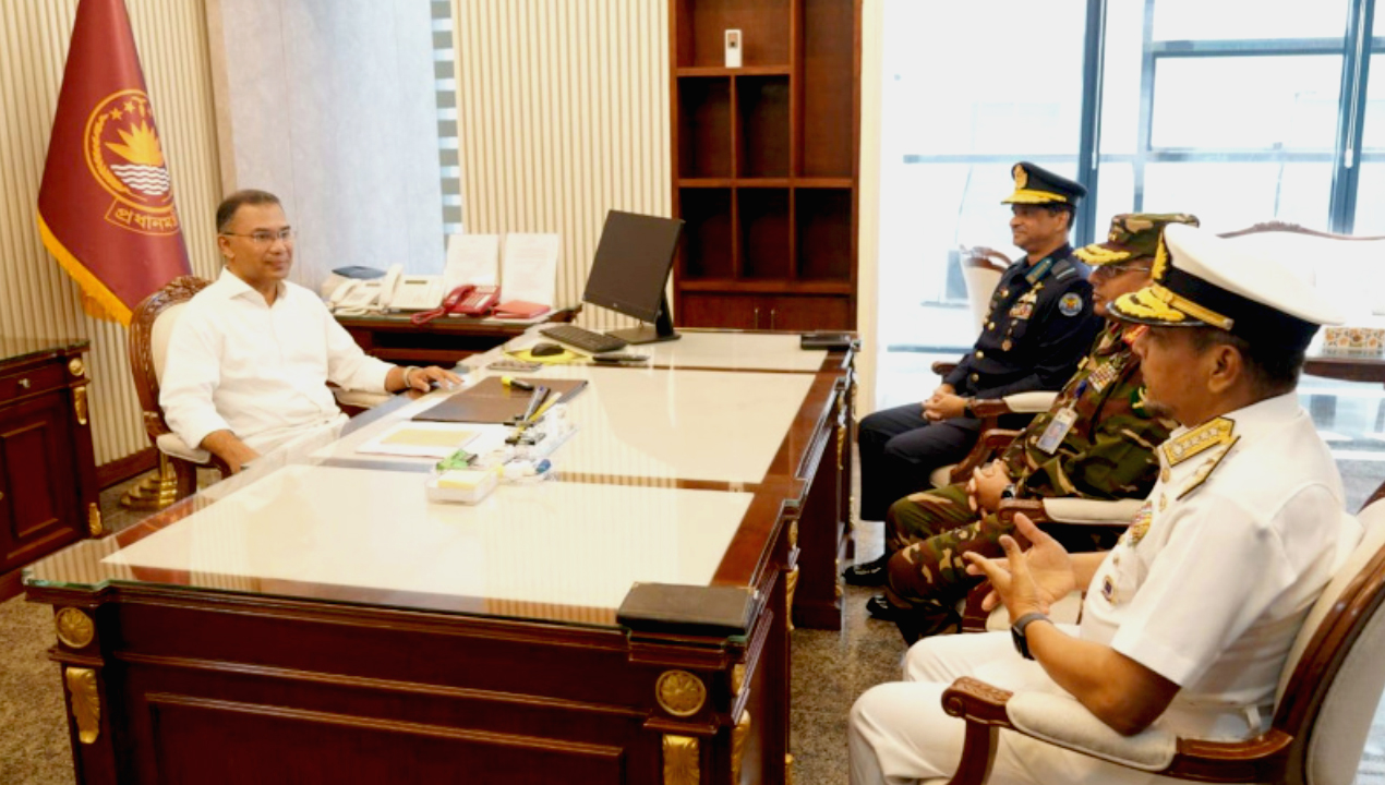 প্রধানমন্ত্রীর সঙ্গে তিন বাহিনী প্রধানের সৌজন্য সাক্ষাৎ-newsedge24