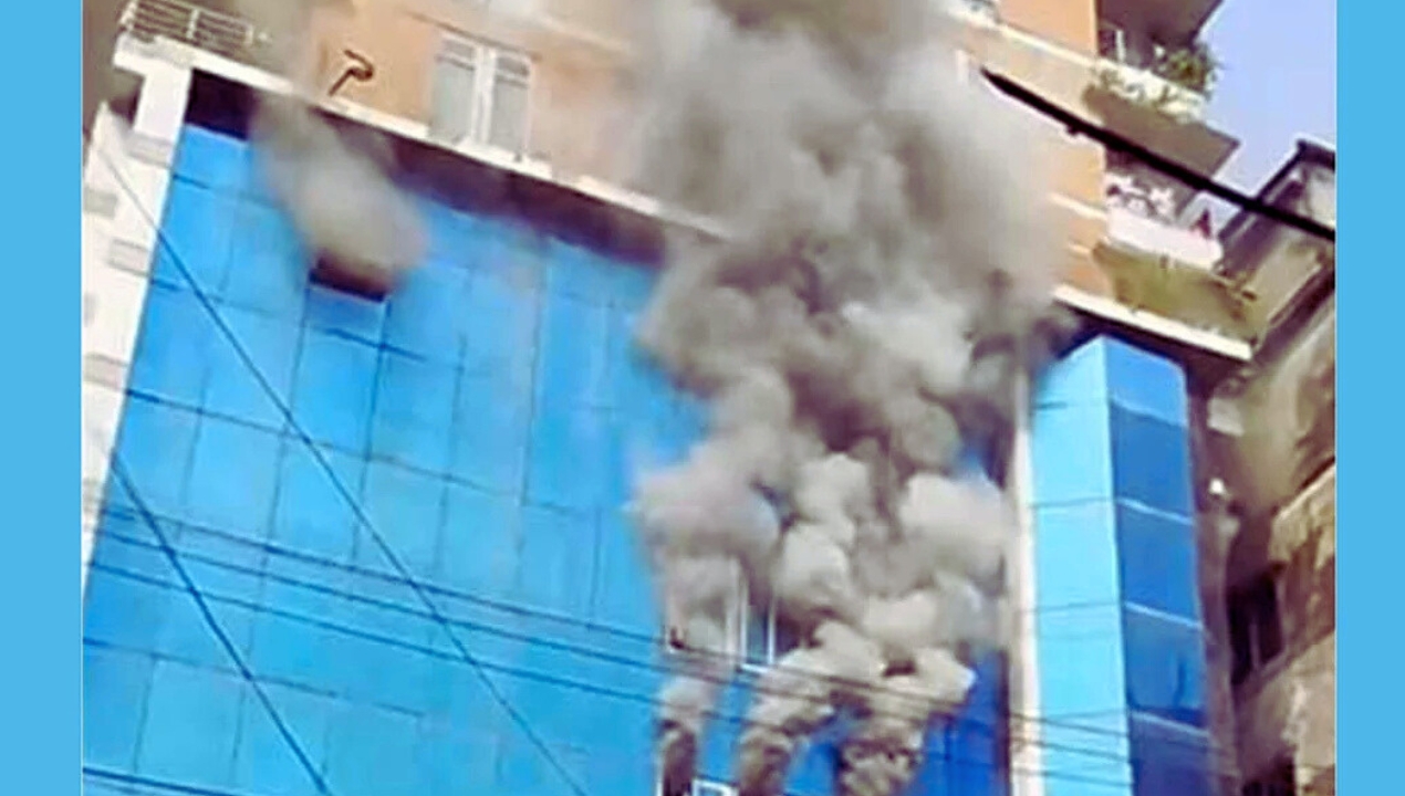 চট্টগ্রামে বহুতল ভবনে অগ্নিকাণ্ড: ধোঁয়ায় দমবন্ধ হয়ে দুই ব্যক্তির মৃত্যু