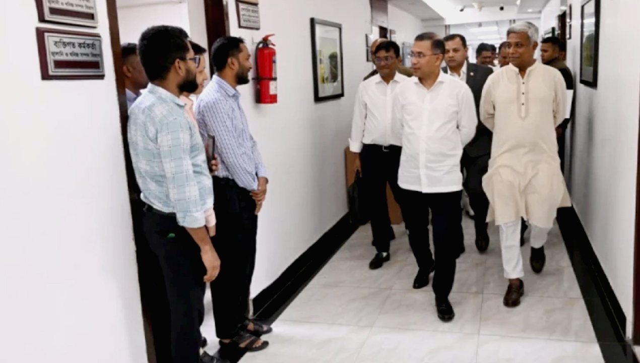 সাত মন্ত্রণালয়ে প্রধানমন্ত্রীর ঝটিকা পরিদর্শন-newsedge24