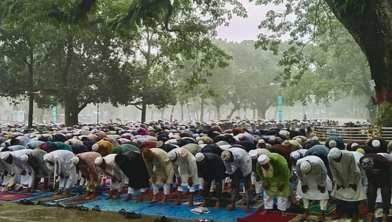 বৃষ্টি উপেক্ষা করে শোলাকিয়ায় ১৯৯তম ঈদ জামাত মুসল্লিদের ঢল