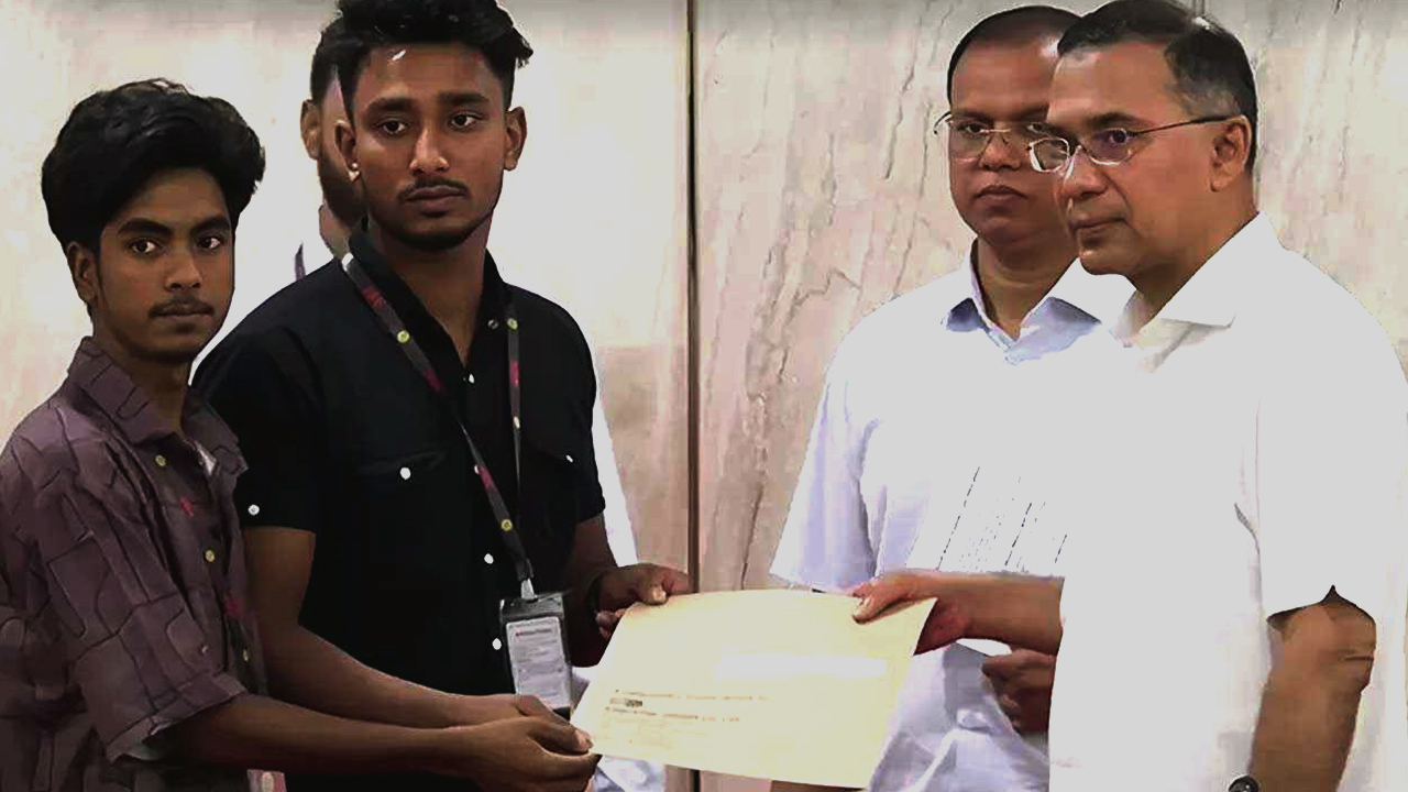 পরিবারের হাতে চাকরির নিয়োগপত্র দিলেন প্রধানমন্ত্রী-010-NewsEdge24