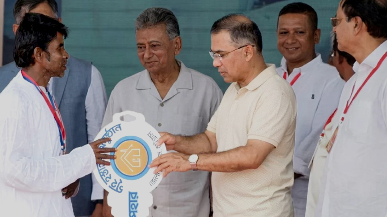 বাঁশখালী-বন্যা-ক্ষতিগ্রস্ত-নতুন ঘরের চাবি-01089-NewsEdge24